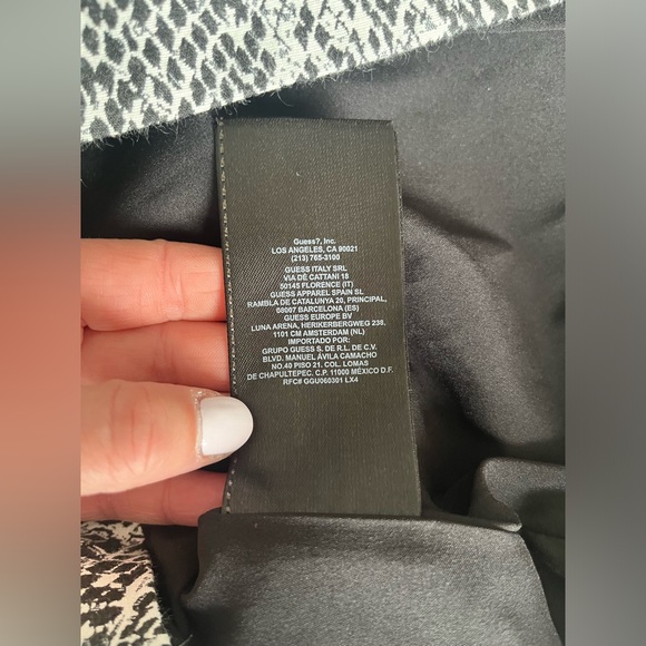 Guess pencil skirt snake print size 2 item 08-11 - Picture 6 of 10